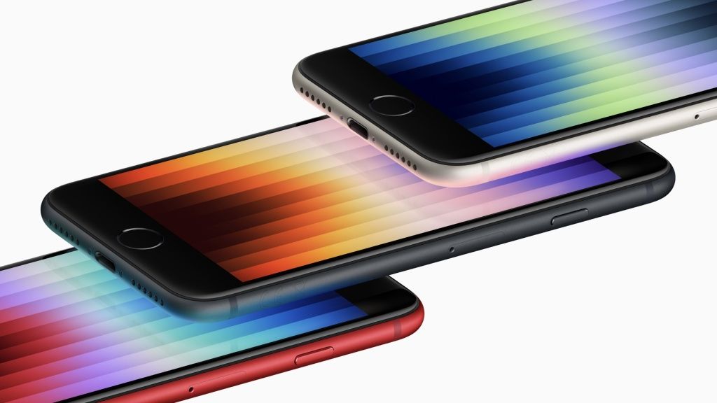 Apple-iPhoneSE-hero-3up-220308_big.jpg.slideshow-xlarge_2x_large.jpg