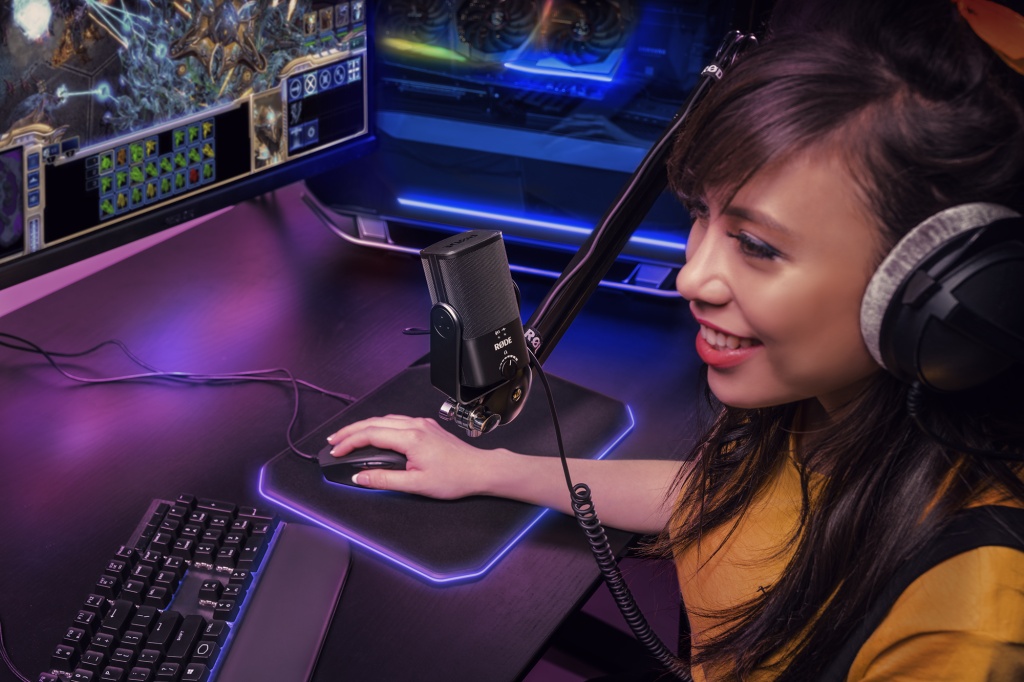 RØDE_NT-USB_Mini_INSITU_Gamer-Girl_From_Above_RGB.jpg